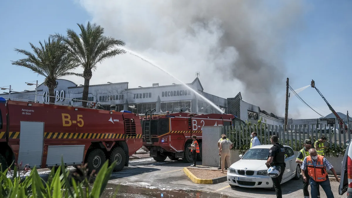 El perill d’ensorrament dificulta l’extinció total de la nau cremada de Citubo a Sant Josep