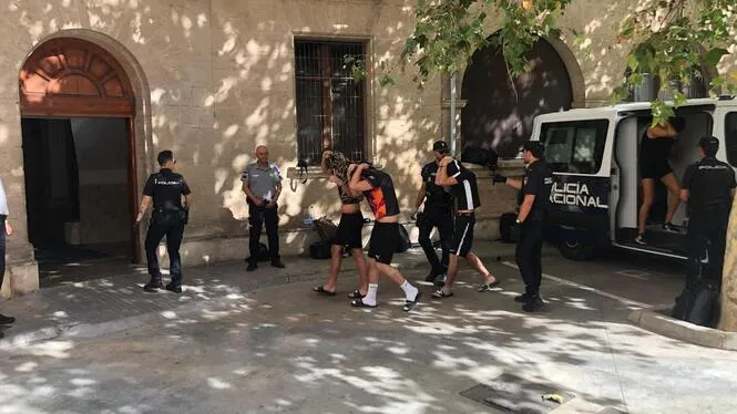 Presó per a cinc dels joves detinguts per la presumpta violació grupal a una turista alemanya a Platja de Palma