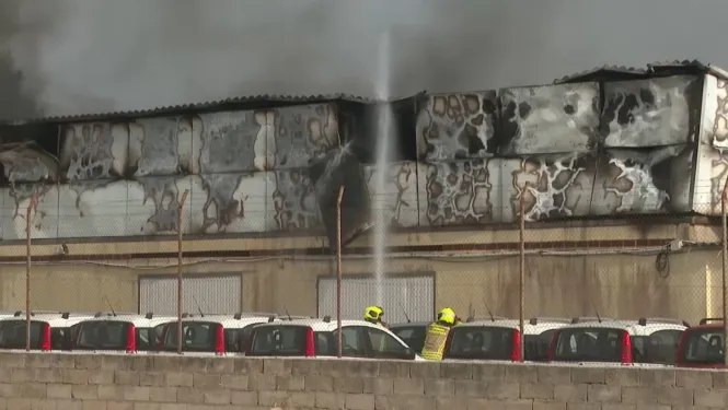 Extingit l’incendi a una nau de vehicles de lloguer a Formentera mentre la Policia Judicial n’investigarà les causes