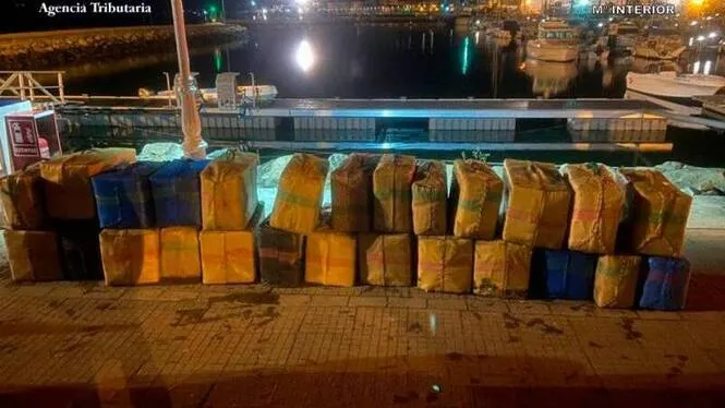 Apareixen més de 50 fardells d’haixix surant a la costa de Menorca