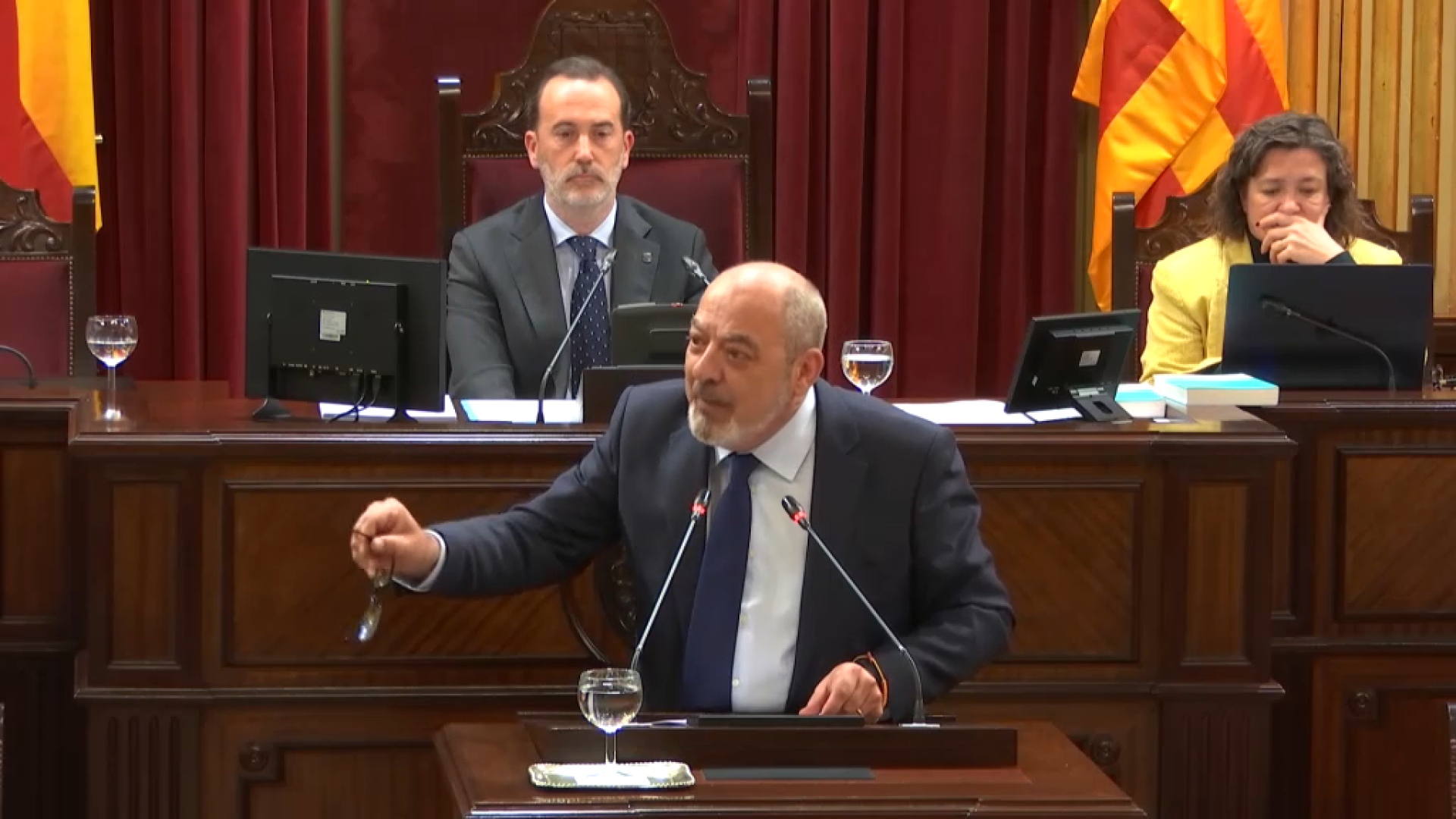 El Parlament demana al Govern central que prohibeixi el burca als espais públics