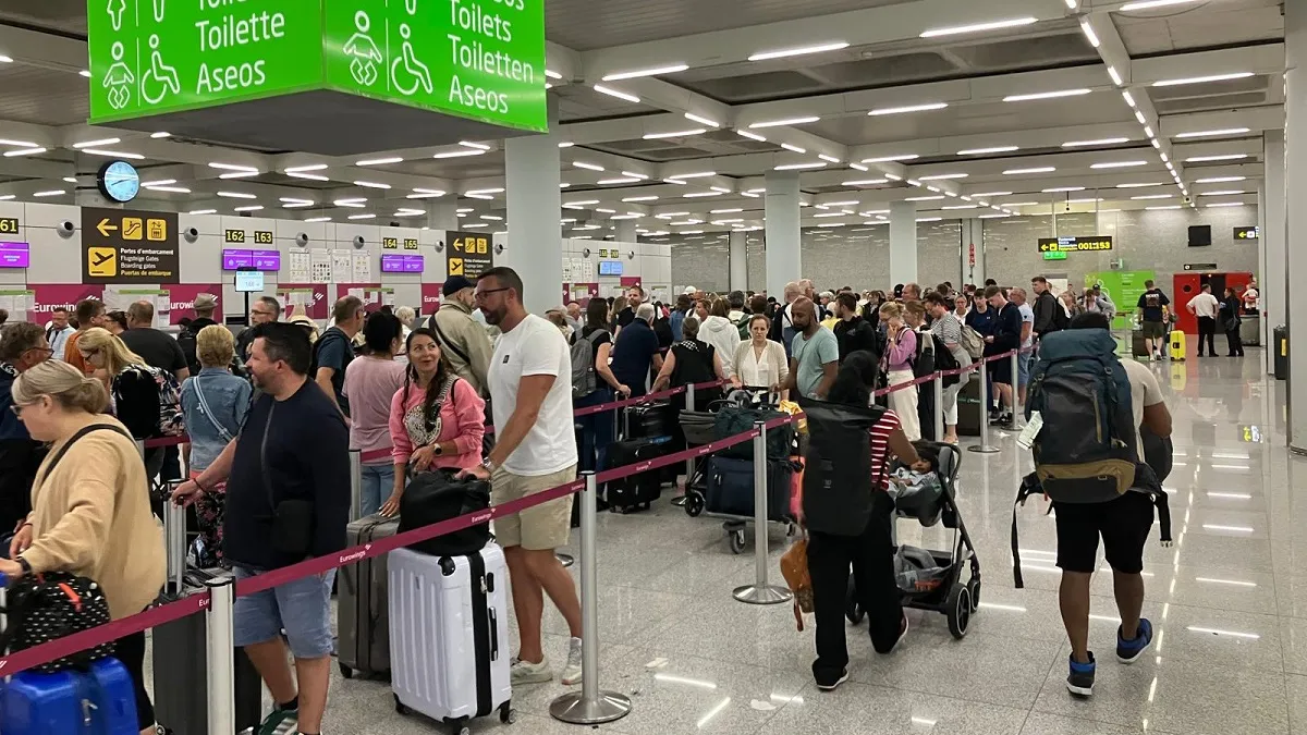 Son Santjoan recupera la normalitat a poc a poc: centenars de passatgers han passat la nit com han pogut a l’aeroport