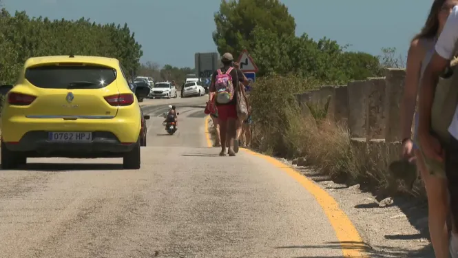 Cala Varques continua sense la normativa que evitaria el col·lapse de vehicles