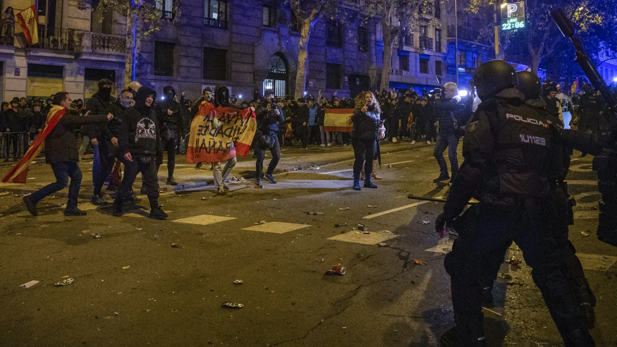 Segona nit d’aldarulls a la seu del PSOE a Madrid amb sis detinguts
