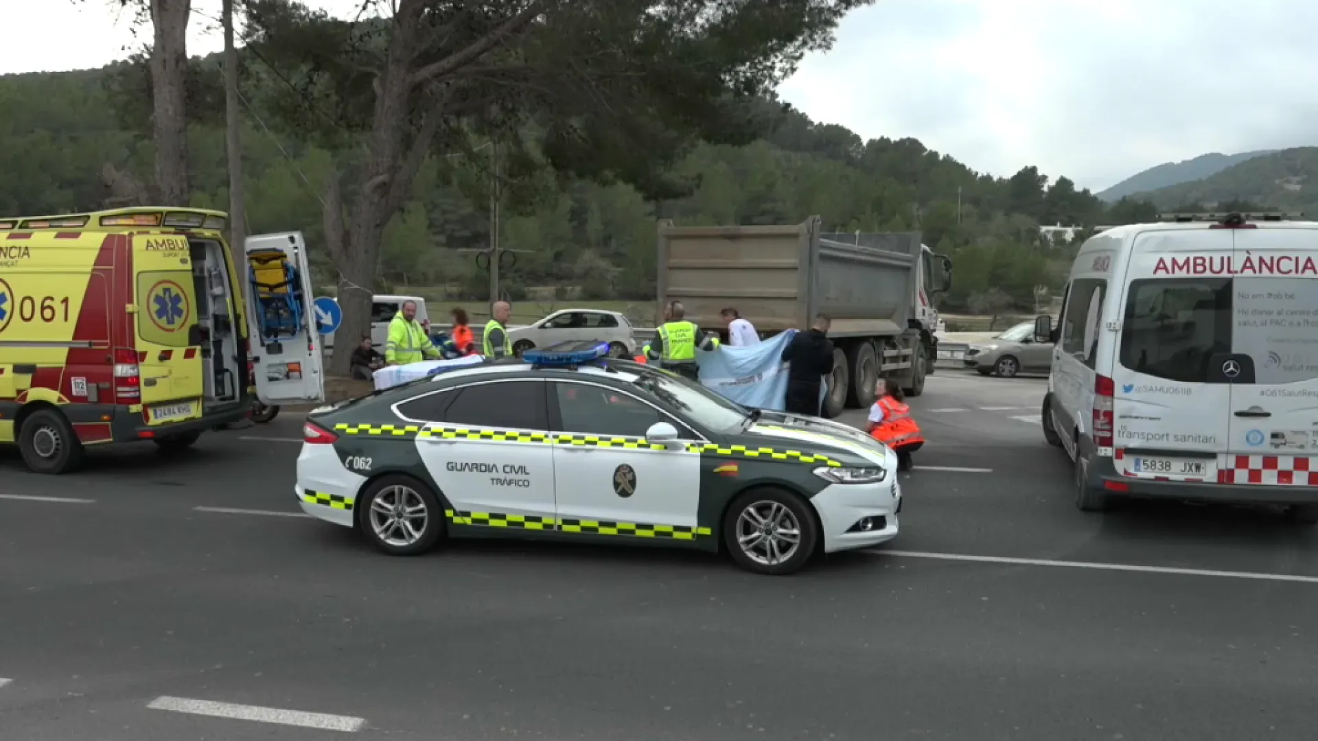 Mor una dona de 35 anys després que la moto en què viatjava ha col·lidit amb força contra un camió a Eivissa