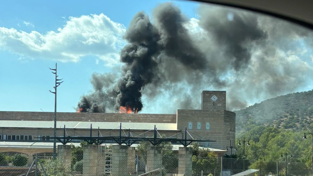 Apagat un incendi al terrat d’un edifici de la UIB