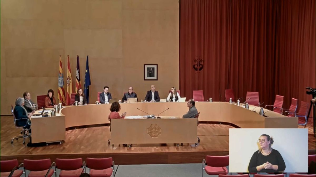 L’absència de darrera hora de dos consellers socialistes deixa el PP amb majoria i aprova els pressupostos de Menorca