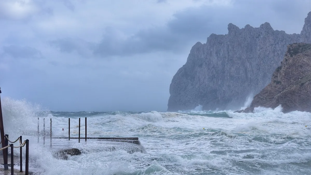 La borrasca Ciarán ens portarà per fi un temps de plena tardor amb vent intens, temporal marítim i fred