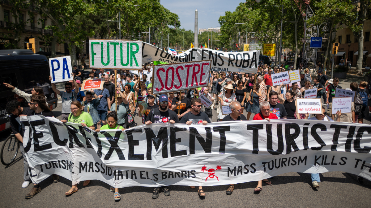 Devers 600 persones protesten a Barcelona contra el turisme massiu