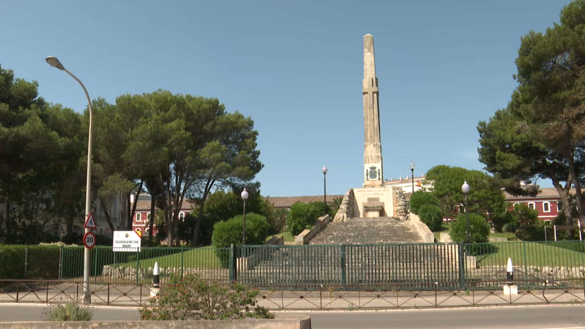 Ordenen la retirada del monòlit de l’Esplanada de Maó