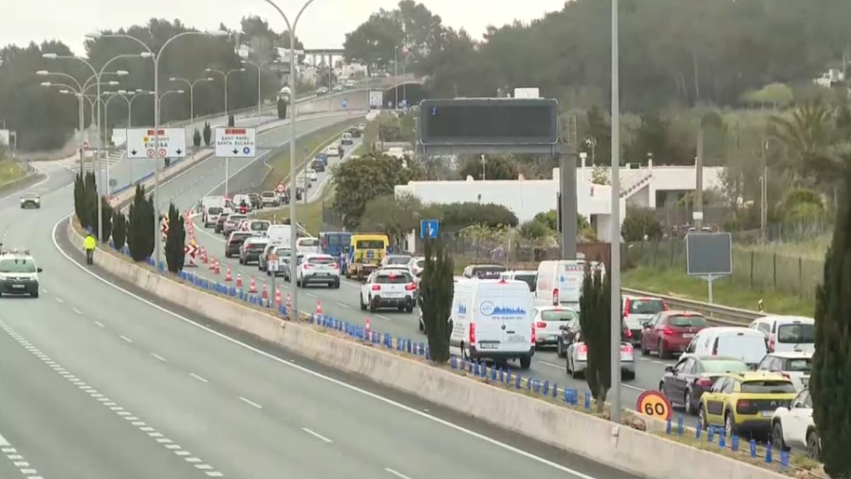 Retencions a la carretera de Sant Antoni pel tancament del túnel de Sant Rafel