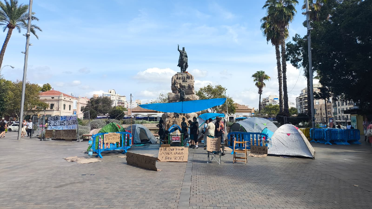 Una vintena de persones acampen a la plaça d’Espanya de Palma per reclamar mesures en favor de l’habitatge