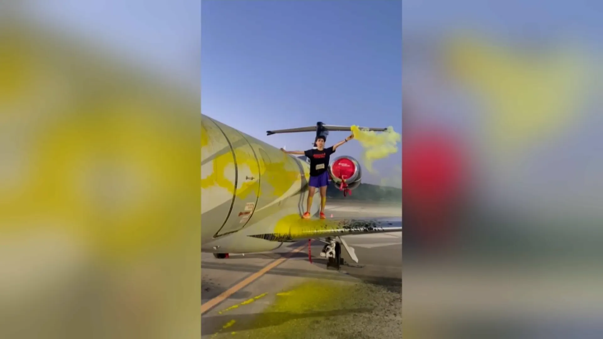 Quatre activistes detinguts per ruixar amb pintura un jet privat a Eivissa i aferrar-s’hi