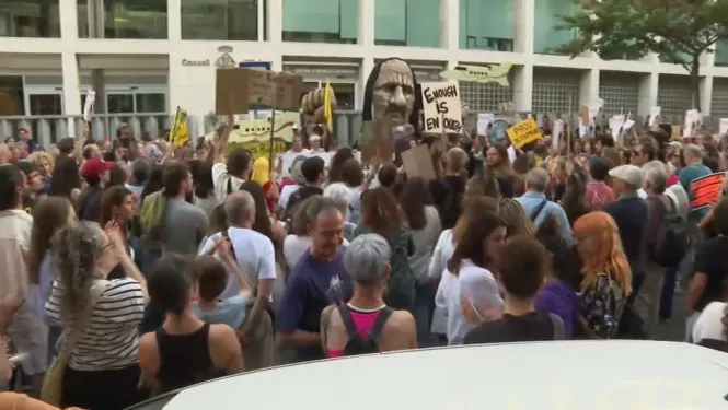 Més de 1.000 persones clamen ‘Prou’ contra la massificació turística i el problema de l’habitatge a Eivissa