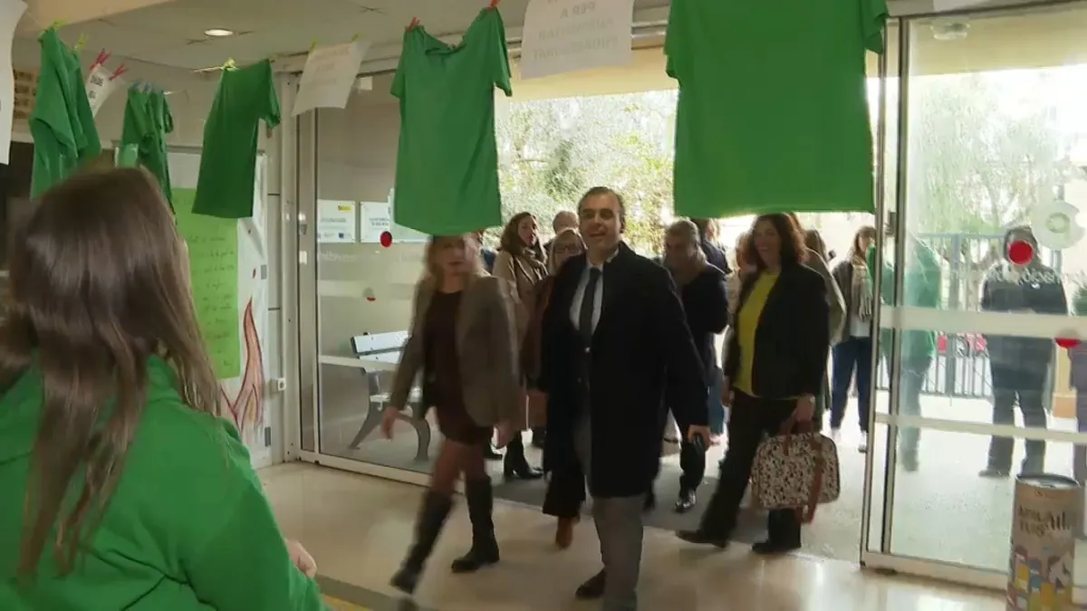 L’Institut d’Inca rep el conseller Vera amb camisetes verdes