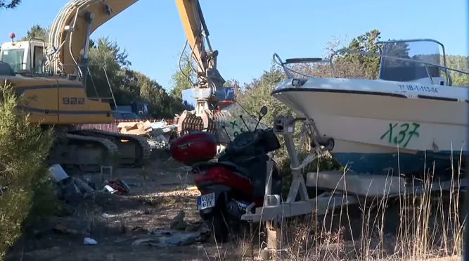 Identificats 170 elements de gran volum entre embarcacions i cotxes en l’abocador il·legal de Cala Tarida