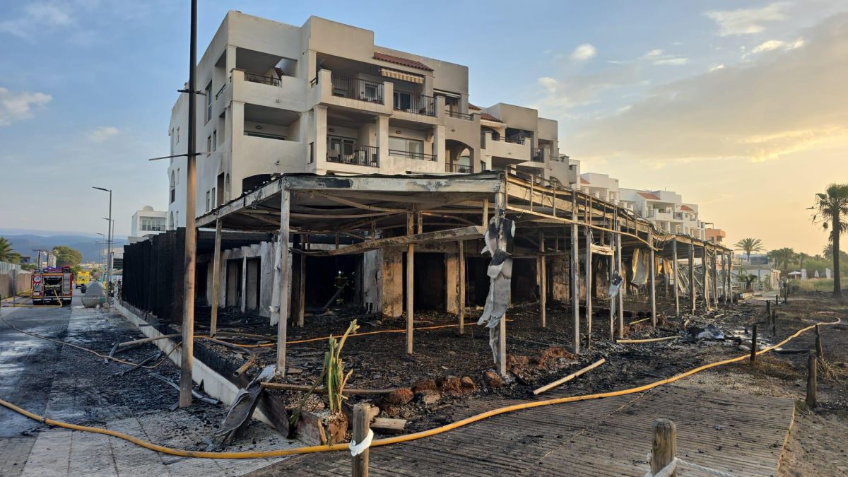 Un incendi crema tres restaurants de Platja d’en Bossa
