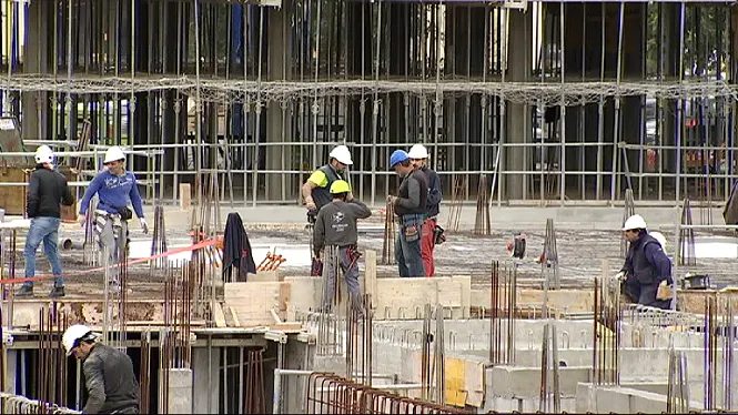 Els constructors carreguen contra les restriccions laborals per calor extrema perquè “topa amb la normativa de renous”