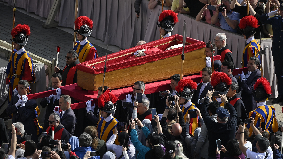 Centenars de fidels esperen per acomiadar-se davant el fèretre del papa Francesc