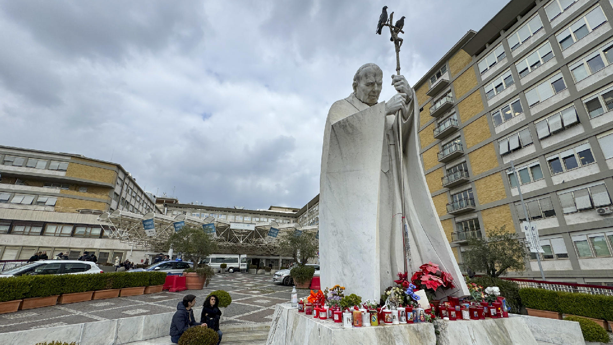 El papa Francesc continua hospitalitzat i rebent tractament per una pneumònia bilateral