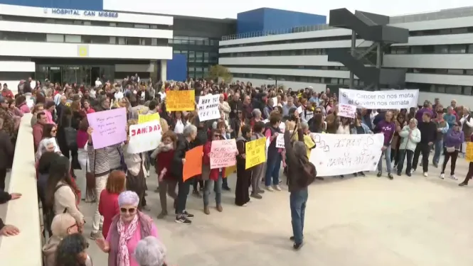 Unes 400 persones es concentren davant l’hospital Can Misses per la manca d’oncòlegs a Eivissa