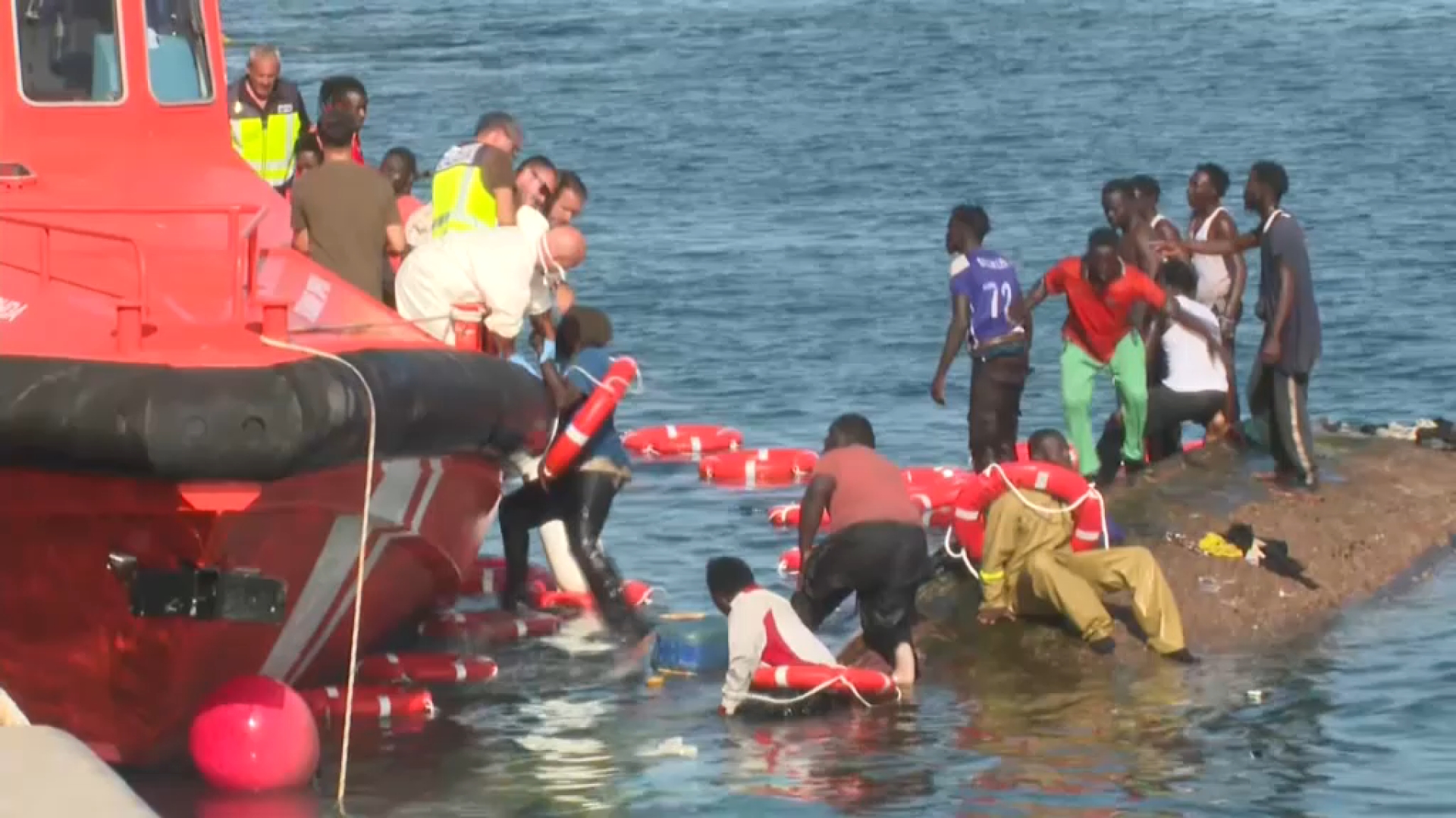 Almanco set morts i un nadó desaparegut en capgirar una barca amb migrants a El Hierro