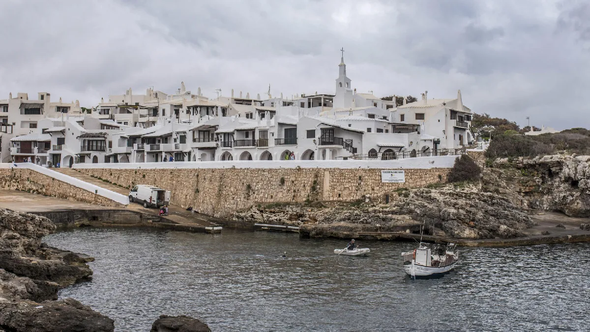Els propietaris del poblat de pescadors de Binibèquer hi restringeixen l’horari de visites