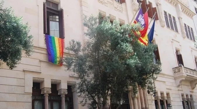 PP i Vox voten en contra de penjar al Parlament la bandera LGTBI