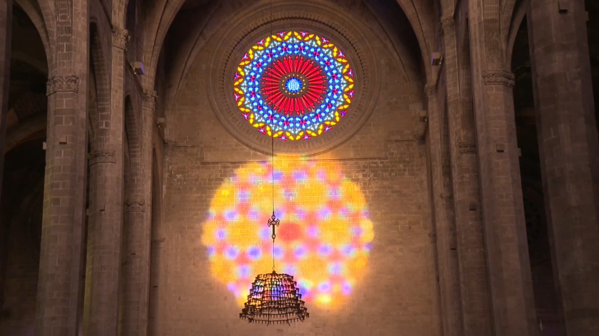 Expectació per viure la festa de la llum a la Catedral de Mallorca: “Hi he arribat a les cinc i mitja de la matinada”