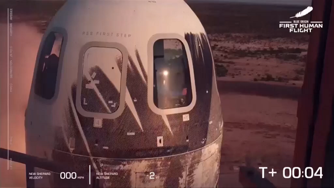 Jeff Bezos, i els seus tres acompanyants, arriben a l’espai exterior amb la nau de la Blue Origin