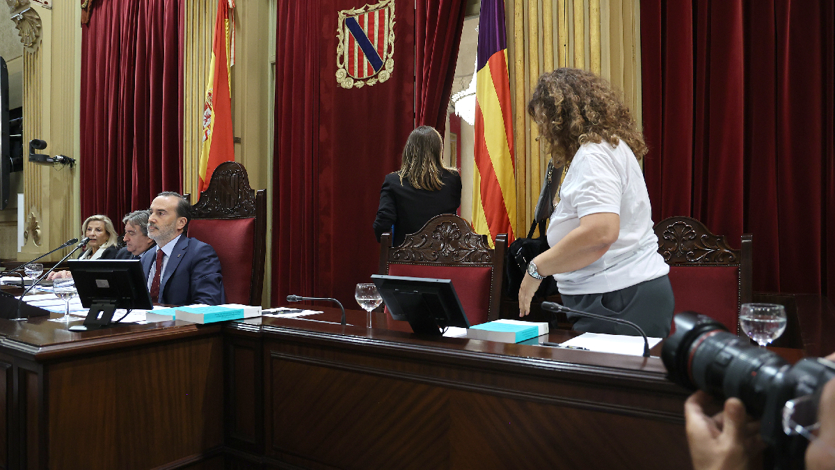 El Tribunal Constitucional demana al Parlament les actes per l’expulsió de les diputades Pilar Costa i Mercedes Garrido