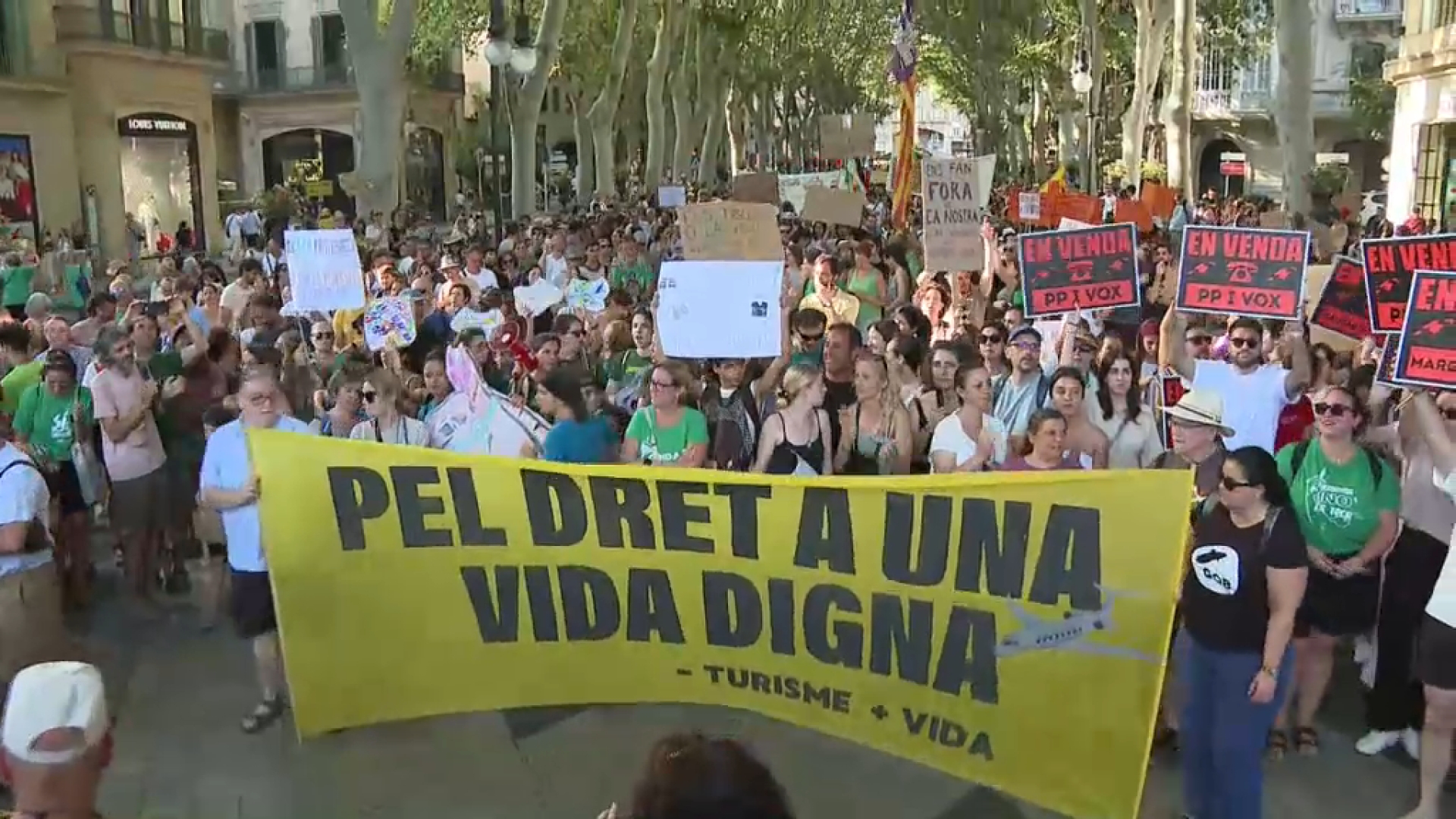 Milers de persones es manifesten a Palma contra la turistificació i “per una vida digna”