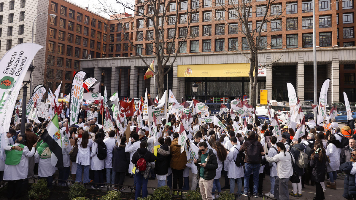 Els metges protesten davant el Ministeri de Sanitat a Madrid
