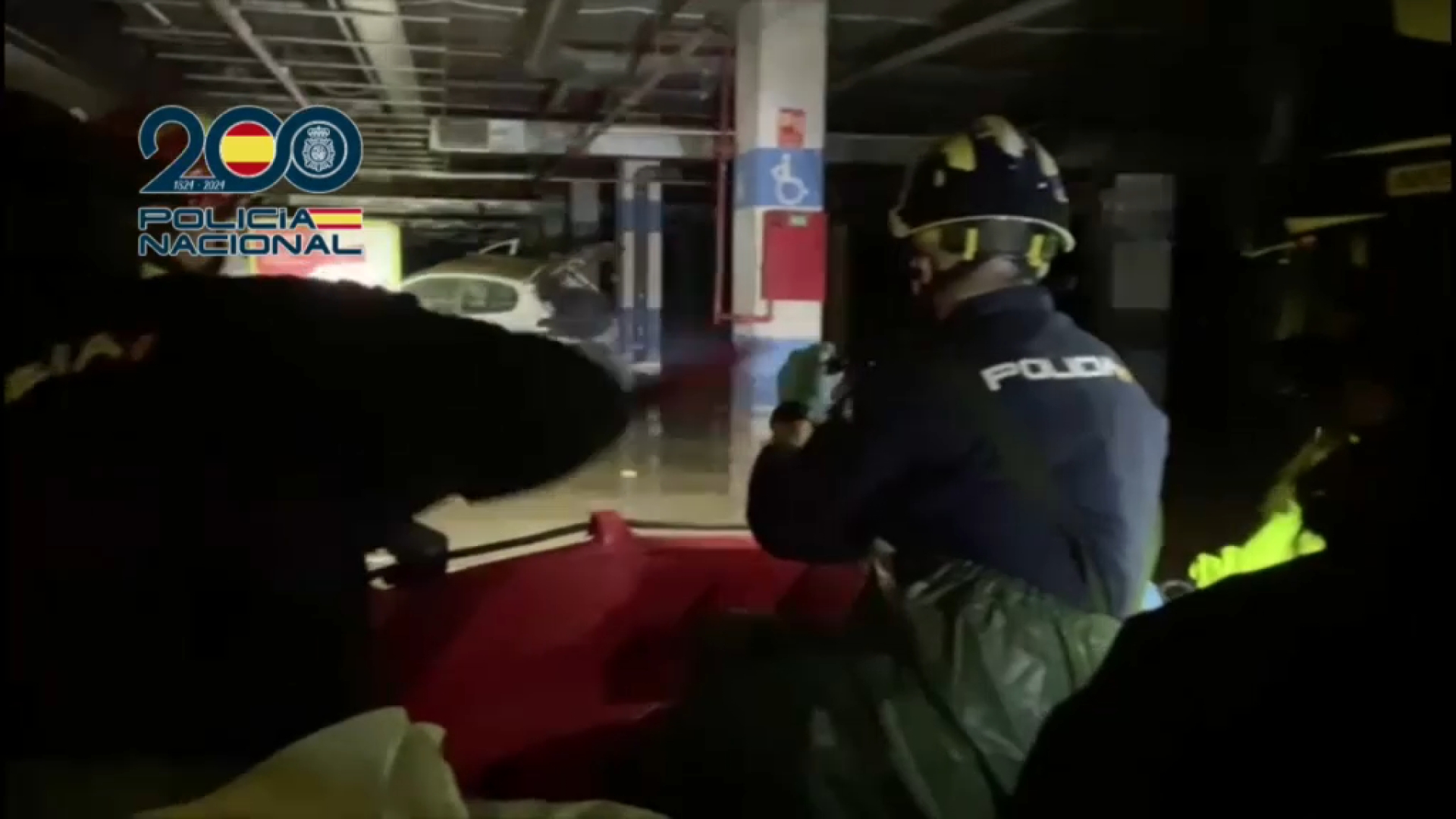 Els efectius confirmen que no hi ha cap víctima en els vehicles descoberts al pàrquing inundat del centre comercial d’Aldaia