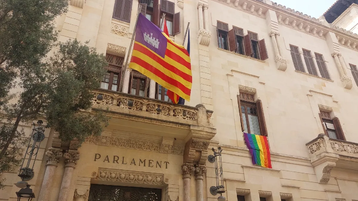 Vox reclama als jutjats la retirada de la bandera LGTBI del Parlament