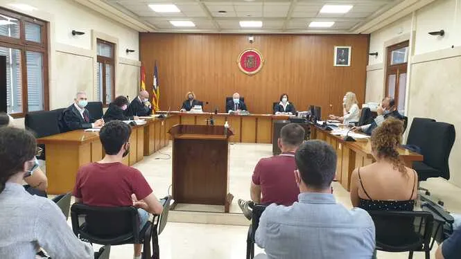 Arrenca el judici contra els membres d’Arran per irrompre en un restaurant del Moll Vell