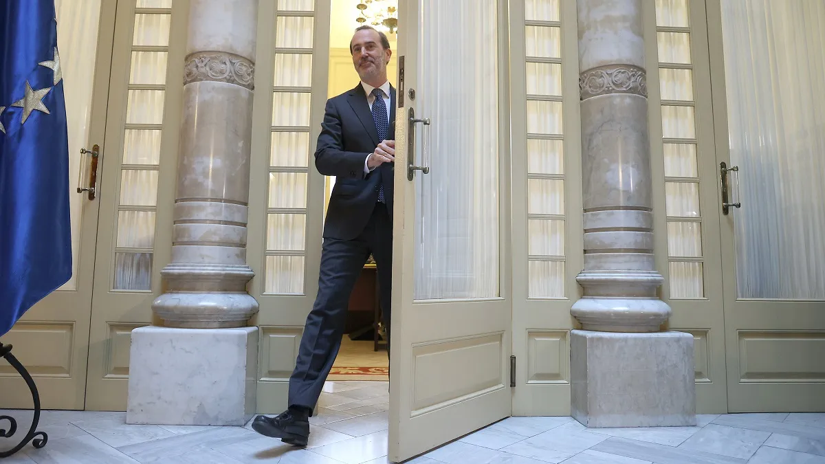 Le Senne s’aferra al càrrec de president del Parlament i demana un informe jurídic