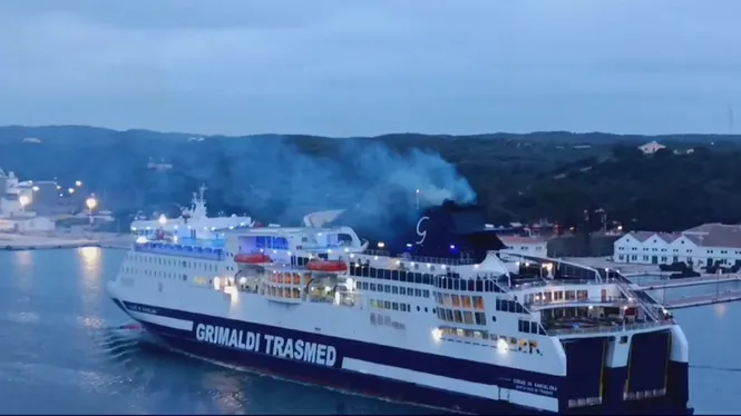 Fondejar el vaixell de Trasmed a la bocana del port de Maó per evitar-ne els renous