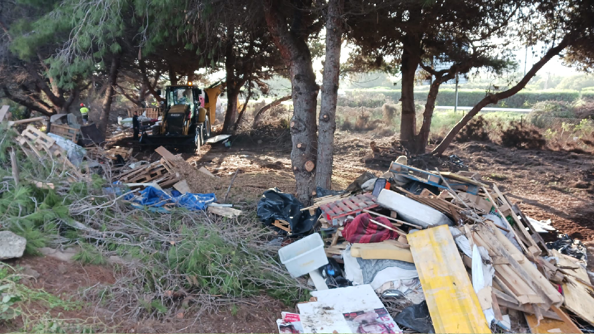 Desmantellen un assentament d’infrahabitatges al primer cinturó d’Eivissa