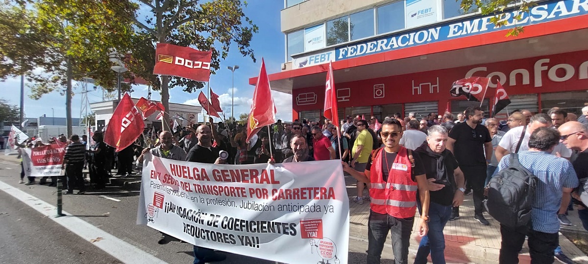 Els sindicats xifren en un 100% el seguiment de la vaga de conductors d’autobusos i de grues