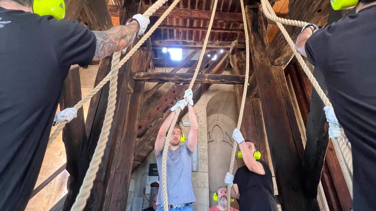 Repicada de campanes a la Seu per anunciar el traspàs del papa