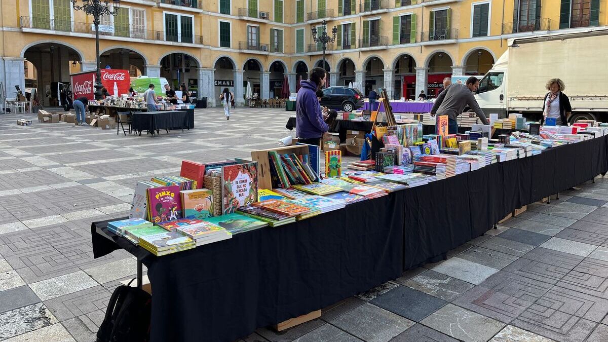 Llibres, roses i lectors surten al carrer per Sant Jordi