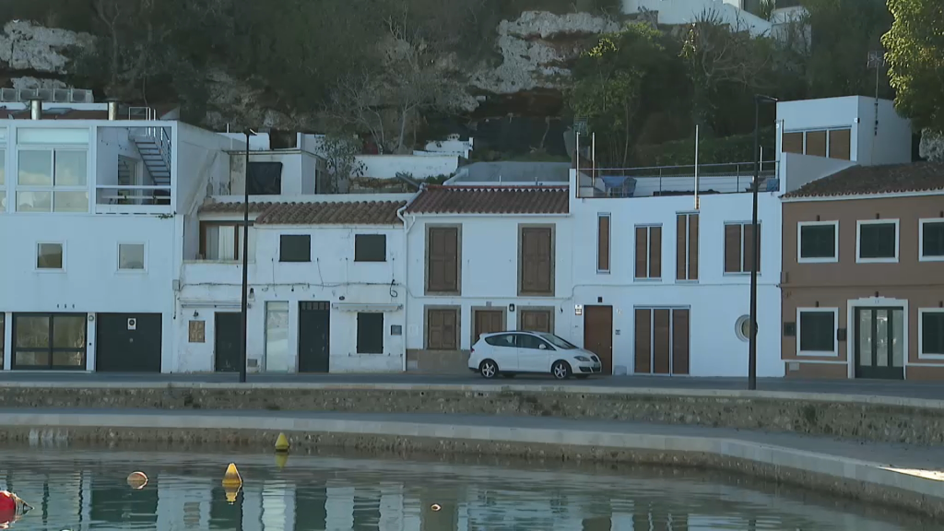 Es Castell considera desallotjar preventivament habitatges a la Cala de Sant Esteve i el Fonduco