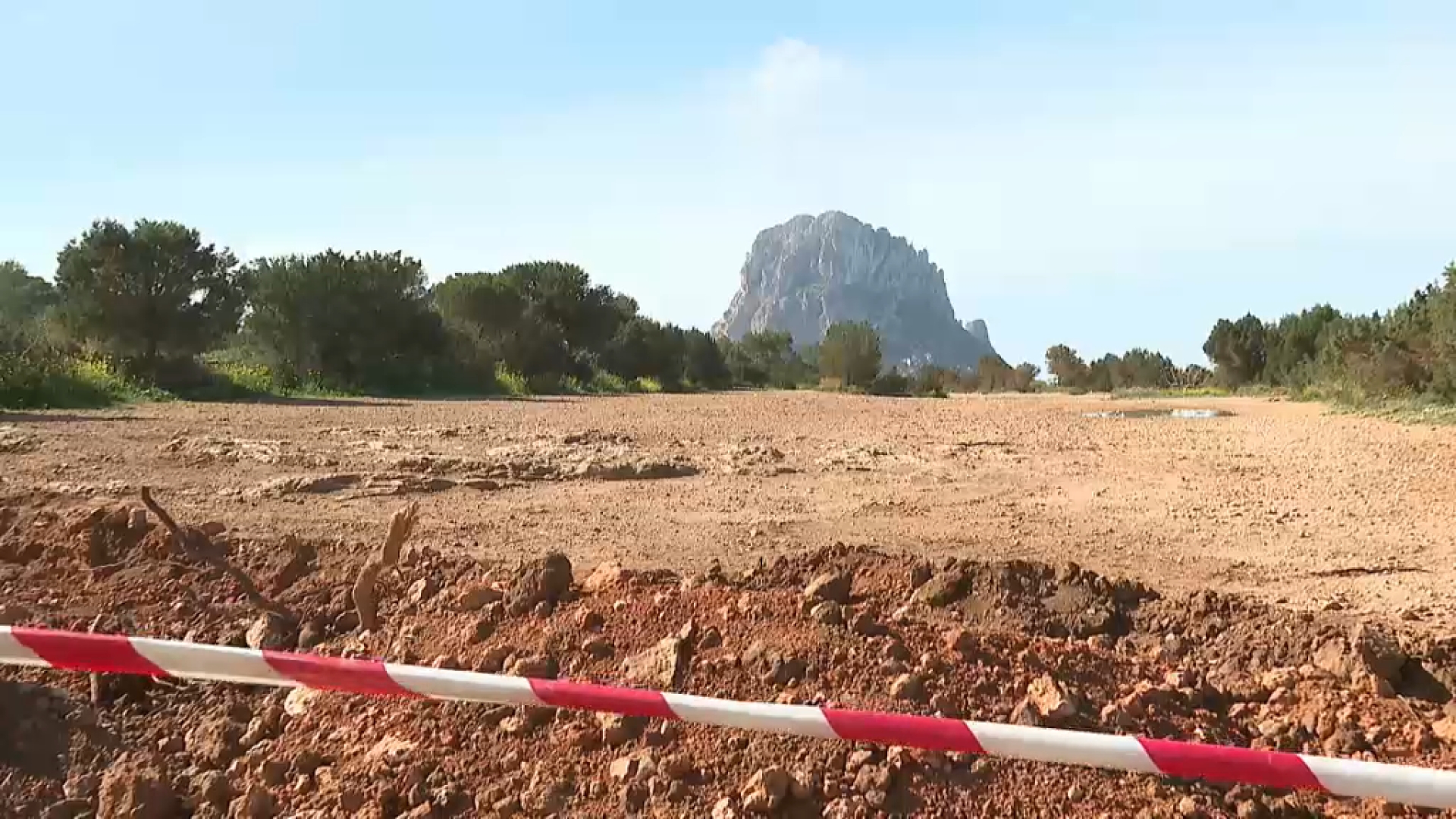 Tanquen els accessos al mirador des Vedrà, però això no atura els turistes