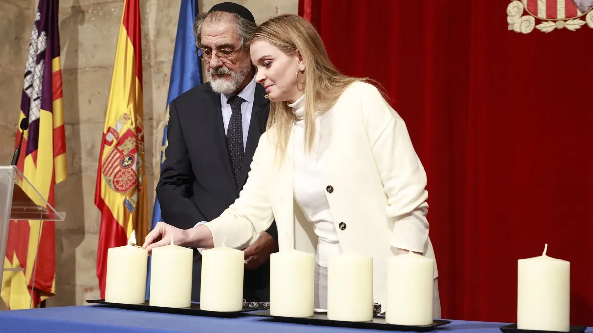 Prohens demana “no ser equidistant” davant l’antisemitisme, en l’acte per les víctimes de l’Holocaust