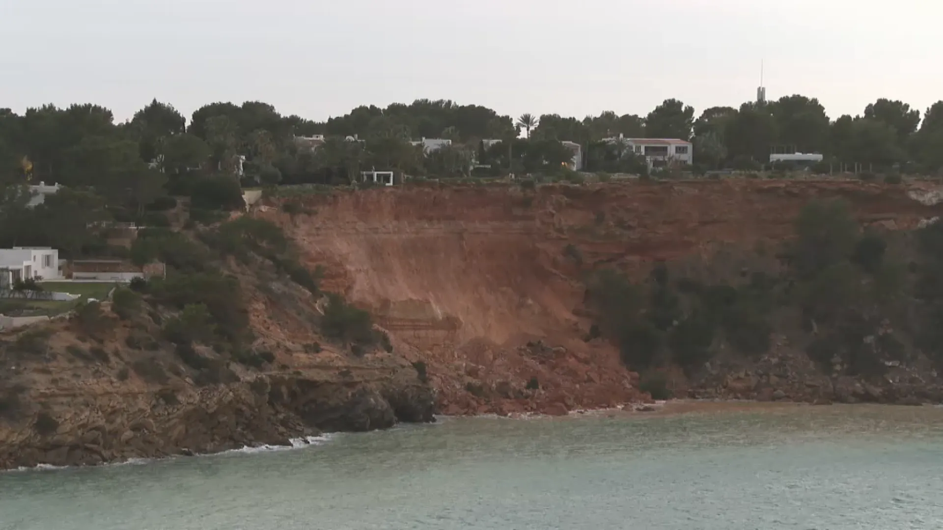 Sis casetes sepultades per l’esfondrament de part d’un penya-segat a la badia de Porroig