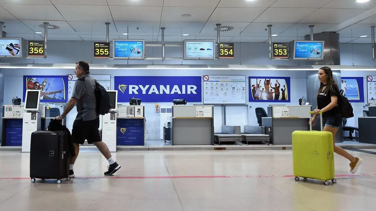 Consum multa amb 150 milions a 4 aerolínies de baix cost per cobrar l’equipatge de mà
