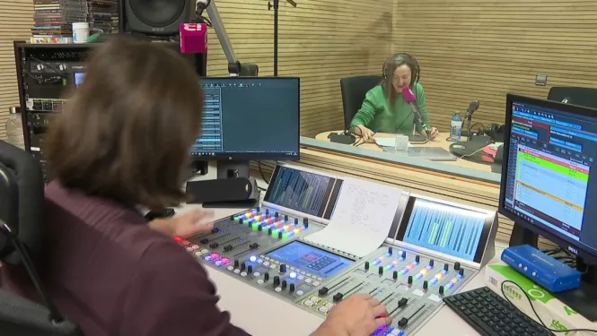 Un centenar de professionals fan IB3 Ràdio