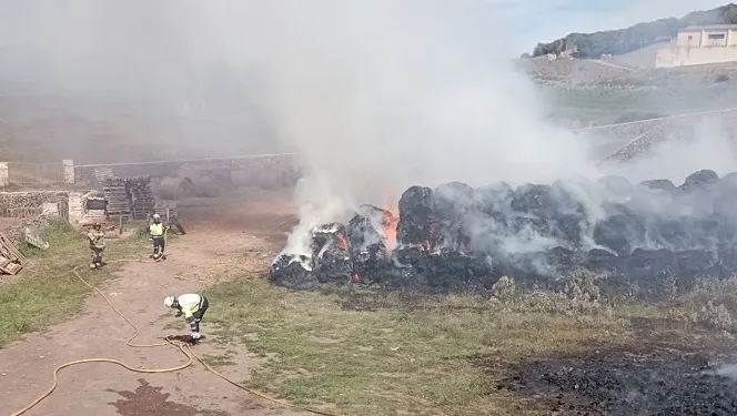 Es calen foc un centenar de bales de palla per valor de 5.000€ a una finca des Mercadal