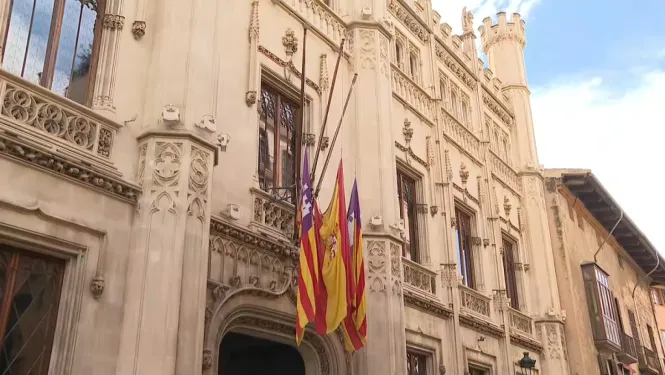 Les banderes de les principals institucions de les Balears onegen a mig pal en senyal de dol per Jeroni Albertí
